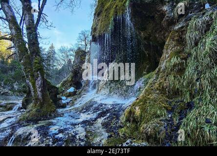 Bad Bayeroisen, Baviera, Germania. 21 Feb 2021. Le Schleierwasserfaelle (Cascate di Schleier) sono esempi di alcune delle destinazioni per i settimanali e gli escursionisti vengono all'Ammertal (Valle Ammer) nelle Alpi Ammergauer per. Nell'Ammerschlucht, un canyon con il fiume Ammer che lo attraversa, gli escursionisti spesso trascorrono diversi giorni per coprirlo per tutta la lunghezza a causa di percorsi tortuosi, spesso impegnativi, coperti di ghiaccio. Credit: Sachelle Babbar/ZUMA Wire/Alamy Live News Foto Stock