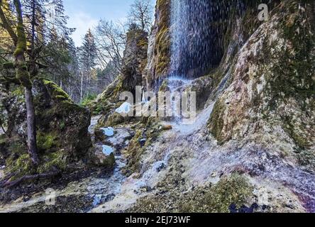 Bad Bayeroisen, Baviera, Germania. 21 Feb 2021. Le Schleierwasserfaelle (Cascate di Schleier) sono esempi di alcune delle destinazioni per i settimanali e gli escursionisti vengono all'Ammertal (Valle Ammer) nelle Alpi Ammergauer per. Nell'Ammerschlucht, un canyon con il fiume Ammer che lo attraversa, gli escursionisti spesso trascorrono diversi giorni per coprirlo per tutta la lunghezza a causa di percorsi tortuosi, spesso impegnativi, coperti di ghiaccio. Credit: Sachelle Babbar/ZUMA Wire/Alamy Live News Foto Stock