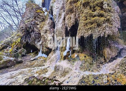 Bad Bayeroisen, Baviera, Germania. 21 Feb 2021. Le Schleierwasserfaelle (Cascate di Schleier) sono esempi di alcune delle destinazioni per i settimanali e gli escursionisti vengono all'Ammertal (Valle Ammer) nelle Alpi Ammergauer per. Nell'Ammerschlucht, un canyon con il fiume Ammer che lo attraversa, gli escursionisti spesso trascorrono diversi giorni per coprirlo per tutta la lunghezza a causa di percorsi tortuosi, spesso impegnativi, coperti di ghiaccio. Credit: Sachelle Babbar/ZUMA Wire/Alamy Live News Foto Stock