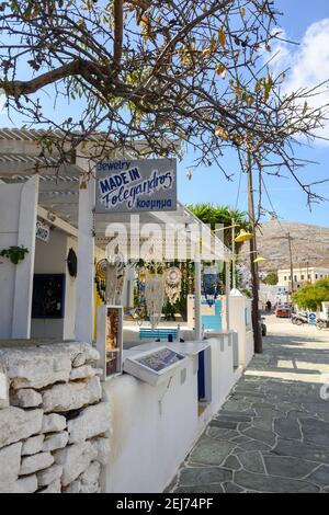 FOLEGANDROS, Grecia - 25 settembre 2020: Negozio di souvenir greci sulla strada nella città di Chora, sull'isola di Folegandros, Grecia. Foto Stock