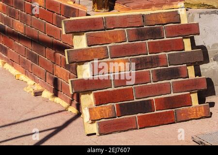 Mattone in clinker di colore marrone. Pannelli termici in clinker per rifinire la facciata della casa. Piastrelle per decorazione esterna Foto Stock