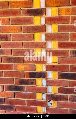 Mattone in clinker di colore marrone. Pannelli termici in clinker per rifinire la facciata della casa. Piastrelle per decorazione esterna Foto Stock