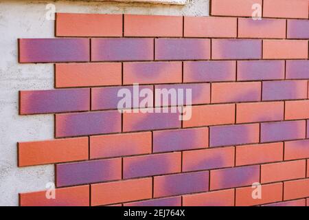 Mattone in clinker di colore marrone. Pannelli termici in clinker per rifinire la facciata della casa. Piastrelle per decorazione esterna Foto Stock