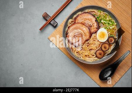 Immagini Stock - Zuppa Di Noodle Di Ramen Giapponese In Una