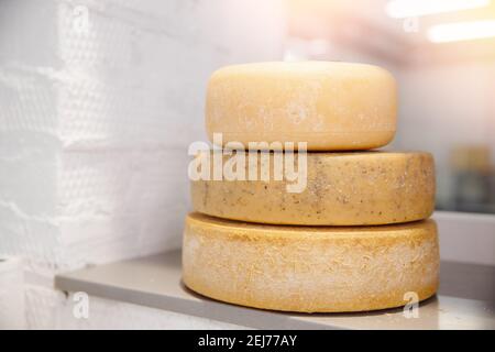 Formaggio biologico naturale rotondo in scatola di legno. Foto Stock