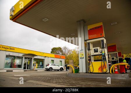 Mosca, Russia - 30 settembre 2019: Rifornimento di Rosneft per vetture con motori a combustione interna. Foto Stock