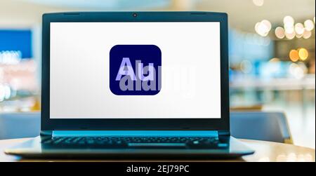 POZNAN, POL - 8 AGOSTO 2020: Computer portatile con il logo di Adobe Audition, una workstation audio digitale di Adobe Systems Foto Stock