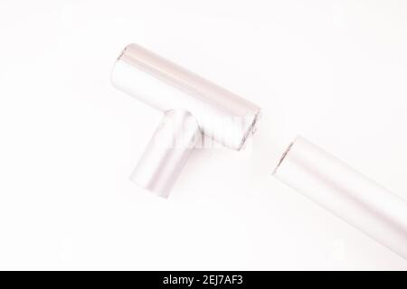 maniglia in plastica rotta dal cabinet su sfondo bianco Foto Stock