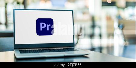 POZNAN, POL - SET 23, 2020: Computer portatile con il logo di Adobe Premiere Pro, un'applicazione software di editing video basata su timeline sviluppata da ad Foto Stock