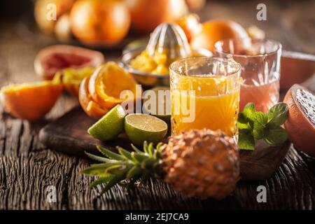 Succhi freschi fatti in casa a base di arance e pompelmo in bicchieri ornamentali. Foto Stock