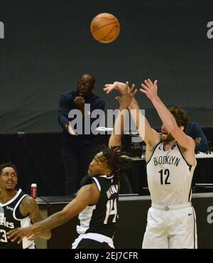 Los Angeles, Stati Uniti. 21 Feb 2021. Joe Harris di Brooklyn Nets spara sulla guardia dei Los Angeles Clippers Terance Mann durante la seconda metà allo Staples Center di Los Angeles domenica 21 febbraio 2021. I Nets sconfissero il Clippers112-108. Foto di Jim Ruymen/UPI Credit: UPI/Alamy Live News Foto Stock