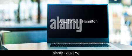 POZNAN, POL - SET 23, 2020: Computer portatile con logo di Booz Allen Hamilton Holding Corporation, un'azienda americana di management e information technol Foto Stock