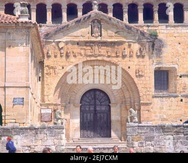 PORTADA DE LA COLEGIATA DE SANTA JULIANA - SIGLO XII - ROMANICO ESPAÑOL. Località: COLEGIATA. SANTILLANA DEL MAR. Cantabria. SPAGNA. Foto Stock