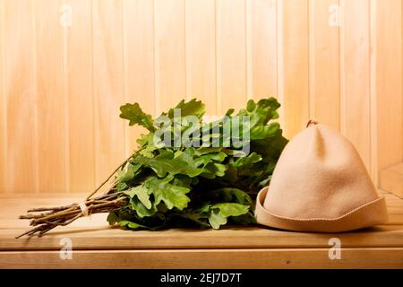 vari accessori per la sauna in una sauna in legno Foto Stock