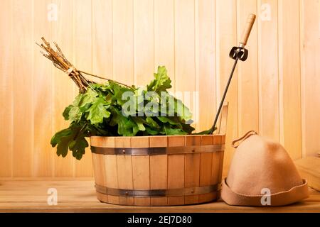 vari accessori per la sauna in una sauna in legno Foto Stock