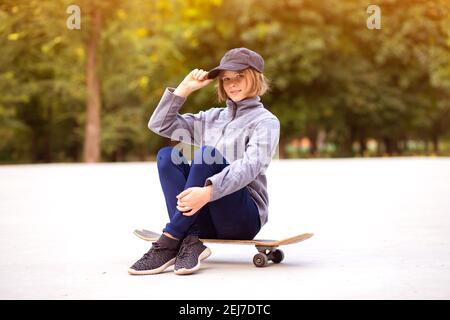 Giovane ragazza sportiva a bordo di un longboard nel parco. Concetto di stile di vita Foto Stock