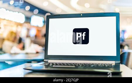 POZNAN, POL - 12 NOVEMBRE 2020: Computer portatile con logo Adobe Portfolio Foto Stock