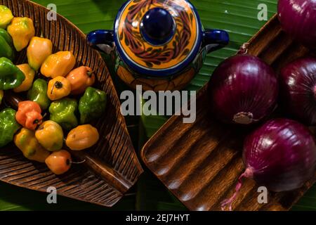 ingredienti di base per salsa calda su tavola tropicale in tipico Cucina messicana Foto Stock