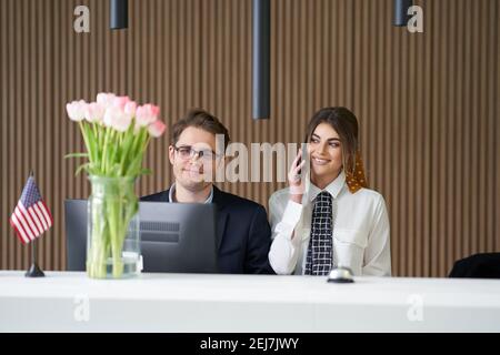 La receptionist lavora in un hotel Foto Stock