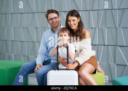 Foto della famiglia che aspetta nella lobby dell'hotel Foto Stock