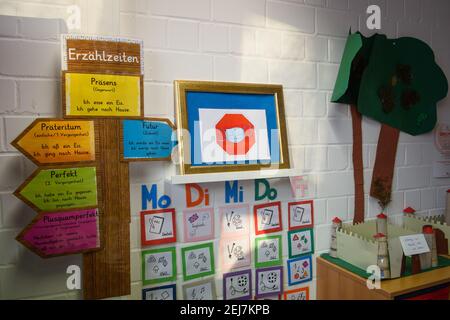 Kiel, Germania. 22 Feb 2021. Il simbolo di una protezione bocca-naso è visto in una classe di 4° grado alla scuola elementare Russee di Kiel. Nonostante ulteriori restrizioni di contatto per la popolazione nella crisi della corona, i bambini delle scuole elementari e degli asili dello Schleswig-Holstein visiteranno le rispettive strutture a partire da oggi. Credit: Gregor Fischer/dpa/Alamy Live News Foto Stock