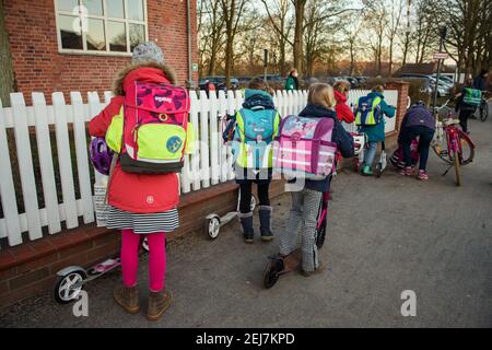 Kiel, Germania. 22 Feb 2021. Gli studenti della scuola elementare Russee di Kiel stanno per andare a scuola. Nonostante ulteriori restrizioni di contatto per la popolazione nella crisi di Corona, i bambini delle scuole elementari e degli asili nello Schleswig-Holstein devono frequentare le rispettive istituzioni a partire da oggi. Credit: Gregor Fischer/dpa/Alamy Live News Foto Stock