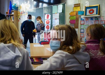 Kiel, Germania. 22 Feb 2021. Gli studenti di una classe di 4° grado lavorano insieme in classe durante le lezioni alla scuola primaria Russee di Kiel, indossando protezione bocca-naso. Nonostante ulteriori restrizioni di contatto per la popolazione nella crisi della corona, gli alunni delle scuole elementari e i bambini degli asili nello Schleswig-Holstein visiteranno le rispettive strutture a partire da oggi. Credit: Gregor Fischer/dpa/Alamy Live News Foto Stock