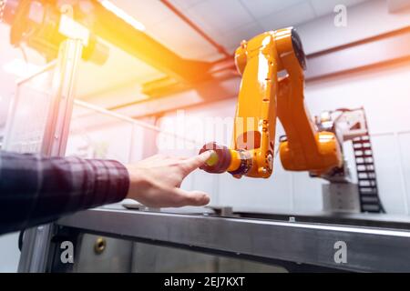 La comunicazione informatica futuristica tocca la mano dell'operatore umano del robot con l'intelligenza artificiale che unifica il gesto. Foto Stock