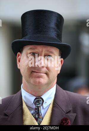 Signore britannico in cappello al 'The Grand Flaneur' CHAP Walk, Mayfair, Londra, Regno Unito Foto Stock