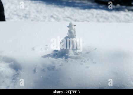 Mini snowman sulla neve, divertimento invernale ad Austin, Texas, USA Foto Stock