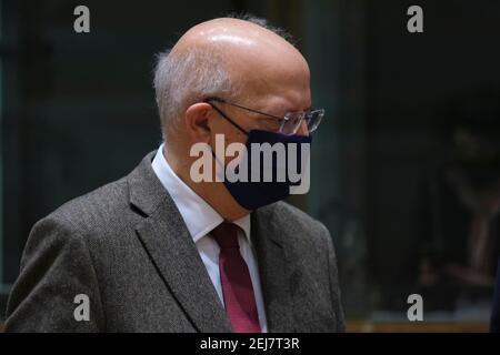 Bruxelles, Belgio. 22 Feb 2021. Il Ministro degli Esteri portoghese Augusto Santos Silva arriva a partecipare a una riunione dei Ministri degli Esteri europei a Bruxelles, in Belgio, il 22 febbraio 2021. Credit: ALEXANDROS MICHAILIDIS/Alamy Live News Foto Stock