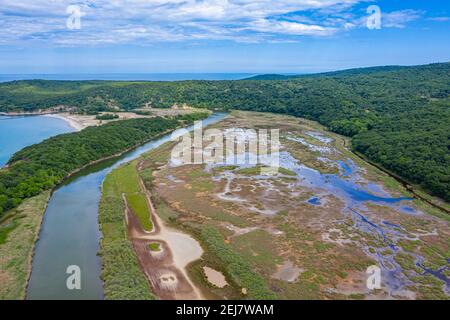 Vista aerea dell'estuario del fiume Ropotamo in Bulgaria Foto Stock