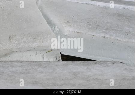 Schwedt, Germania. 18 Feb 2021. Le galleggianti di ghiaccio si trovano sulle rive del fiume di confine tedesco-polacco Oder. Il ghiaccio in deriva aumenta il rischio di allagamento in alcune sezioni dell'Oder. Credit: Patrick Pleul/dpa-Zentralbild/ZB/dpa/Alamy Live News Foto Stock