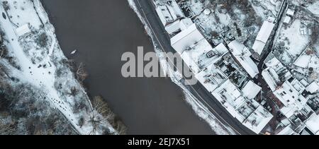 Vista aerea dall'alto sul centro storico di Ironbridge. L'ampia vista panoramica cattura le rive del fiume e gli edifici polverosi di neve. Foto Stock