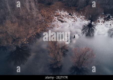 Area boscosa alluvionale dal drone pov nel pomeriggio d'inverno Foto Stock