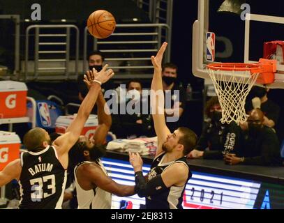 Los Angeles, Stati Uniti. 22 Feb 2021. La guardia dei Brooklyn Nets James Harden spara sul centro di Los Angeles Clippers Ivica Zubac durante la prima metà allo Staples Center di Los Angeles domenica 21 febbraio 2021. I Nets sconfissero il Clippers112-108. Foto di Jim Ruymen/UPI Credit: UPI/Alamy Live News Foto Stock