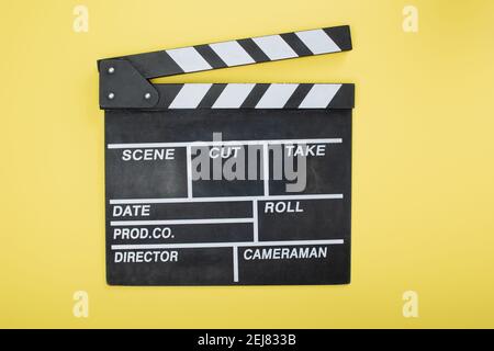 vista dall'alto del clapperboard in giallo, concetto cinematografico Foto Stock