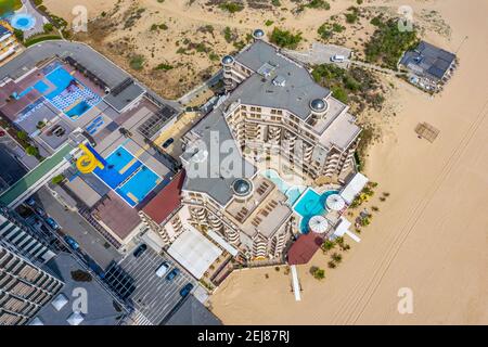 Sunny Beach, Bulgaria, 29 maggio 2020: Vista aerea di un hotel a Sunny Beach - un popolare resort di vacanza in Bulgaria Foto Stock
