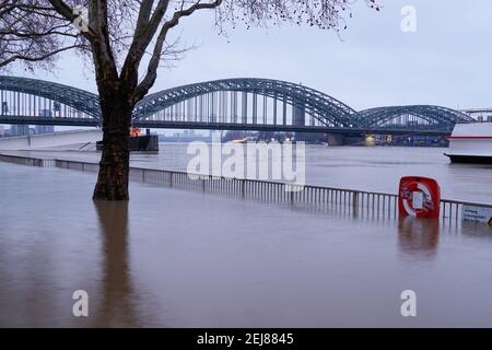 Acqua alta marea del fiume Reno con lunga esposizione in serata a Colonia, Germania Foto Stock