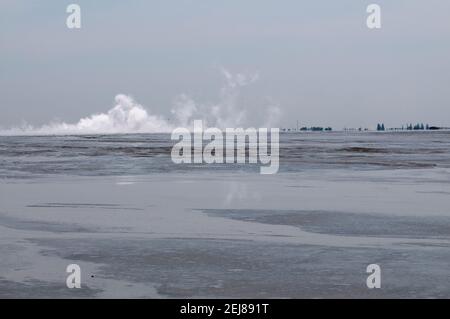 Il geyser del flusso di fango e il disastro ambientale del lago di fango che si è sviluppato dopo l'incidente di perforazione, Porong Sidoarjo, vicino Surabaya, Giava orientale, Indonesia Foto Stock