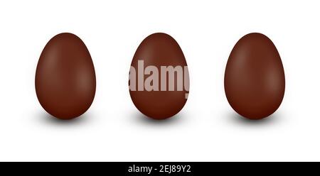 Tre stesse uova di Pasqua al cioccolato in una fila isolata su sfondo bianco. Foto Stock