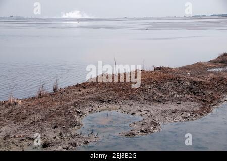 Lago di fango disastro ambientale e fango flusso geyser che si è sviluppato dopo incidente di perforazione, Porong Sidoarjo, vicino Surabaya, Giava orientale, Indonesia Foto Stock