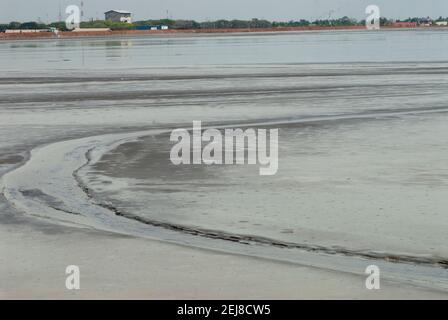 Canali nel lago di fango da disastro ambientale che si è sviluppato dopo incidente di trivellazione, Porong Sidoarjo, vicino Surabaya, Giava orientale, Indonesia Foto Stock