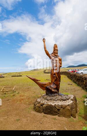 Statua in legno del primo re di Rapa Nui, HotU Matu'aAhu, all'ingresso di AHU Akahanga sulla costa meridionale dell'isola di Pasqua (Rapa Nui), Cile Foto Stock