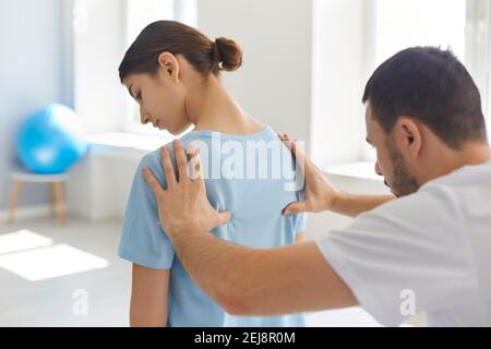 Giovane donna che ottiene procedura di fissaggio giunti e agopuntura da chiropratico Foto Stock