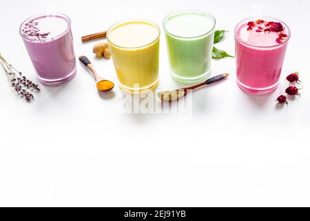Set di caffè latte latte latte latte con latte di rosa e matcha curcuma o. tè Foto Stock