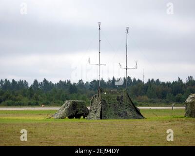 Tenda militare con rete di camuffamento radio e antenna. Foto Stock