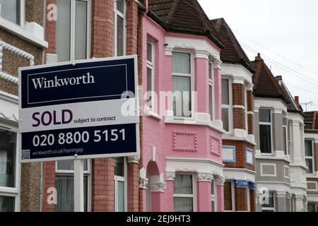 Londra, Regno Unito 22 Feb 2021. Un segno 'vecchio' fuori di una casa a schiera a Londra come la pressione cresce sul cancelliere di scacchiere, Rishi Sunak per la vacanza di dovere di bollo da estendere nel bilancio britannico, che avrà luogo il 3 marzo 2021. Il giorno del bollo, introdotto l'8 luglio 2020, terminerà il 31 marzo 2021. Credit Dinendra Haria /Alamy Live News Foto Stock