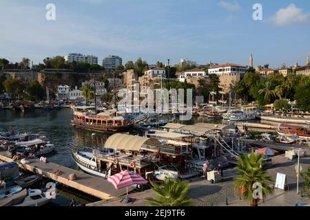 Porto di Antalya nel sud della Turchia, vicino alle barche della città vecchia per la pesca e gite turistiche intorno alla baia. Set 2015 Foto Stock