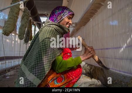 Utttar Pradesh. 05-15-2018. Donne che lavorano con filati nell'industria tessile. Donne oltre a prendersi cura dei bambini, hanno un ruolo importante financ Foto Stock